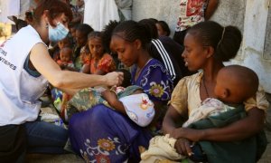 Naiara, enfermera, comprueba si un niño presenta síntomas de desnutrición, durante una clínica móvil en Adiftaw.