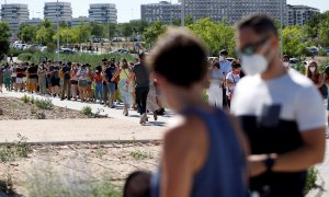 Centenares de ciudadanos esperando su turno para vacunarse en el hospital Enfermera Isabel Zendal.