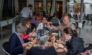 Personas comen en la terraza de un restaurante de Orense, el pasado miércoles 7 de julio.