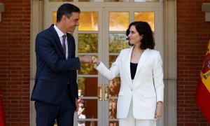 El presidente del Gobierno, Pedro Sánchez (i) recibe a la presidenta de la Comunidad de Madrid, Isabel Díaz Ayuso (d) este viernes en el Palacio de La Moncloa en un clima de tensión entre ambas administraciones por los recientes indultos del procés o las