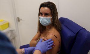 Una estudiante de Erasmus se vacuna en un centro de vacunación de Madrid este miércoles.