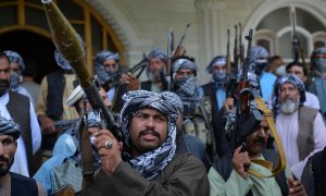 La milicia afgana se reúne con sus armas para apoyar a las fuerzas de seguridad de Afganistán contra los talibanes, en la casa del señor de la guerra afgano y exlíder muyahidín Ismail Khan en Herat el 9 de julio de 2021.