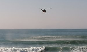 Imagen de archivo de un helicóptero sobrevolando el mar. - EUROPA PRESS