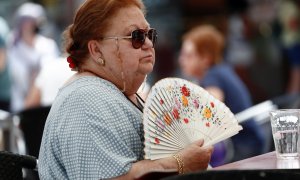 10/07/2021. Una mujer utiliza un abanico debido a las altas temperaturas, en Madrid. - REUTERS
