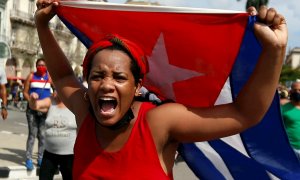 Una mujer manifiesta su apoyo al gobierno cubano hoy, en una calle en La Habana (Cuba).