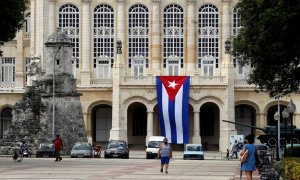 Varias personas caminan junto al Museo de la Revolución, en La Habana. Las calles de la capital cubana permanecen en calma un día después de las protestas.