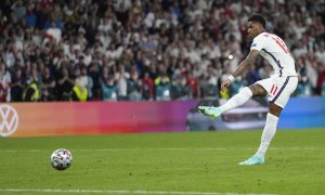 El jugador inglés Marcus Rashford lanza el penalti que finalmente atajaría Donnarumma.