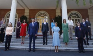 El presidente del Gobierno, Pedro Sanchez (2i, delante), preside la tradicional foto de familia de la nueva composición del Ejecutivo en las escalinatas del Palacio de la Moncloa.