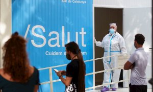 Varias personas esperan para hacerse una PCR ante un centro de atención primaria (CAP) del centro de Barcelona el pasado martes 6 de julio.