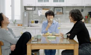 Las mujeres de la película charlan mientras comen (Capricci)