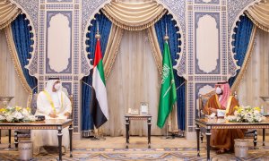 Mohammed bin Salman Al Saud habla con Mohammed bin Zayed Al Nahyan, Príncipe Heredero de Abu Dhabi, durante su reunión.