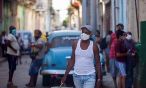 13/07/2021.- Un hombre camina por una calle con cubetas de huevos hoy martes 13 de julio del 2021, en La Habana. EFE/Yander Zamora