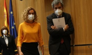 La presidenta del Congreso, Meritxell Batet; y el presidente del CGPJ, Carlos Lesmes, conversan a su llegada a la jornada en el Congreso de los Diputados sobre el Estado Abierto, a 17 de mayo de 2021, en Madrid (España