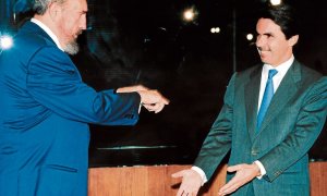 El expresidente cubano, Fidel Castro, y el expresidente del Gobierno español, José María Aznar, durante el encuentro que mantuvieron en la VIII Cumbre Iberoamericana, en octubre de 1998.