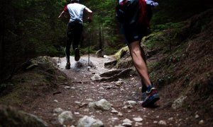 Dos personas entrenando por la montaña.