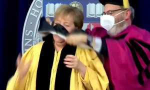 Cachondeo en Twitter con el lío de Merkel al ponerse una toga en una universidad de EEUU