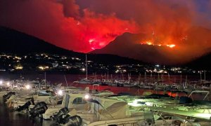 Vista nocturna de l'incendi entre Llançà i Port de la Selva presa des del port marítim del segon municipi.