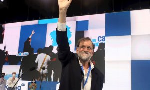 El expresidente del Gobierno Marian Rajoy saluda a los asistentes de la clausura del 17 congreso del PP de Galicia, celebrado este sábado, en Santiago de Compostela.