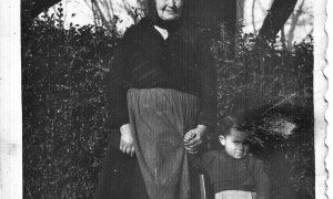 Josefa Portela Babío, con su nieto Juan.