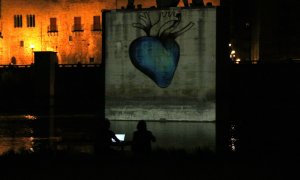 La il·lustració projectada a la pilastra del monument franquista durant l’acció artística feta per l’artista Ignasi Blanch en la protesta per exigir la retirada del monòlit a Tortosa.