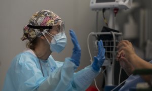 Un fisioterapeuta trabaja con un paciente de covid en el Hospital Isabel Zendal de Madrid, el 19 de abril de 2021.