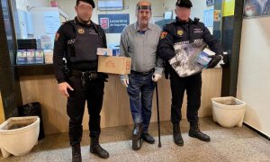 El líder de España 2000, José Luis Roberto, junto a dos miembros de la Policía Local de Valencia en marzo de 2020, cuando acudieron a la empresa de seguridad del líder ultraderechista para recoger una donación de material de prevención.