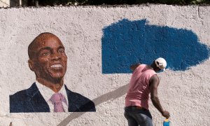 Un hombre pinta hoy un mural en homenaje al asesinado expresidente Jovenel Moise, en Puerto Príncipe.