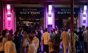 Jóvenes esperan en la puerta de la discoteca Sutton para entrar, el pasado 27 de junio de 2021, en Barcelona, Catalunya (España).