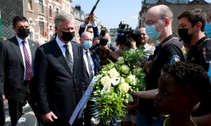 El monarca de Bélgica  habla con los ciudadanos después de rendir tributo a las víctimas de las inundaciones.