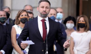 El presidente de Vox, Santiago Abascal, en rueda de prensa, mientras se debate en una sesión plenaria en el Congreso de los Diputados, a 21 de julio de 2021, en Madrid (España).