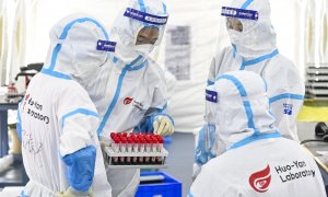Trabajadores de la salud con trajes de protección en el laboratorio de Huoyan (China) este 7 de junio de 2021.