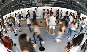 Cientos de personas, entre los que se encuentran los jóvenes mayores de 16 años, hacen cola en el hospital Enfermera Isabel Zendal de Madrid, para ser vacunados frente al coronavirus.