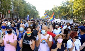 Centenars de persones concentrades al passeig de Gràcia de Barcelona contra la violència LGTBI-fòbica, amb representants de la Plataforma d'Entitats LGTBI i el Pride a la capçalera. 22 de juliol del 2021.