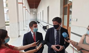 El coordinador autonómico de Ciudadanos (Cs) en Andalucía, Juan Marín, atiende a los medios en el Parlamento andaluz junto al diputado Sergio Romero.