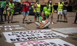 Manuela Martín y su hija Ari, de dos años, protestan en la puerta del Caixa Forum de Madrid para pedir a Caixabank un alquiler social tras el desahucio de a pasada semana en Vallecas.