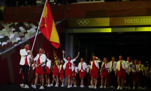 La delegación española entra al estadio olímpico de Tokio.