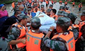 Miembros de los servicios de emergencia evacuan a los residentes de Zhengzhou (China).