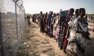Mujeres de Sudán del Sur hacen fila para recibir comida enviada por Naciones Unidas.