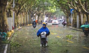 El tifón In-Fa paraliza el este de China y obliga a la evacuación de 100.000 personas