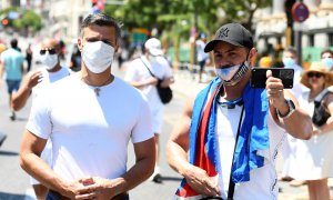Dos personas de la protesta en Madrid en apoyo a Cuba.