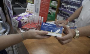 Un farmacéutico enseña un test de antígenos de detección del COVID-19 en la farmacia situada en la Calle Tucán, 7, a 20 de julio de 2021, en Madrid (España).