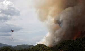 Un helicóptero de la UME durante las labores de extinción del incendio en la sierra de Santa María de Miralles este domingo 25 de julio de 2021.