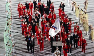 Sofya Velikaya y Maxim Mikhaylov sostienen la bandera improvisada para los deportistas del Comité Olímpico Ruso (ROC), durante la inauguración de los JJOO de Tokio.