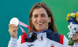 La española Maialen Chourraut celebra en el podio tras recibir la medalla de plata en kayak femenino en piragüismo en eslalon durante los Juegos Olímpicos este 27 de julio de 2021.