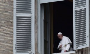 El Papa Francisco se asoma a la Plaza de San Pedro