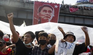 Manifestantes en Myanmar gritan en una marcha por las calles contra el golpe de estado militar