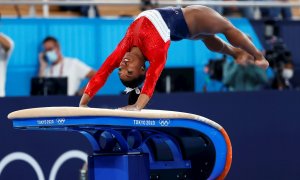 27/07 / 2021.- Simone Biles de Estados Unidos se presenta en el salto durante la final por equipos femeninos durante los eventos de Gimnasia Artística de los Juegos Olímpicos de Tokio 2020 en el Centro de Gimnasia Ariake en Tokio, Japón, el 27 de julio de