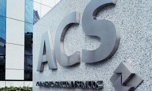 El logo de la constructora ACS, a la entrada de su sede en Madrid.