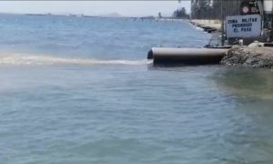 Vertido de agua procedente de una tubería rota en el Mar Menor