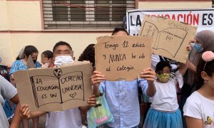 Menores de Melilla y sus familias sin papeles protestan por la negativa de la ciudad a escolarizarlos, en 2020.